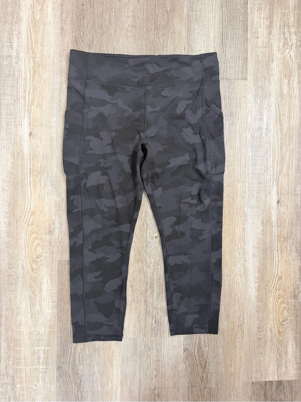 Lululemon Cropped Camo Leggings w/ Outer Side Pockets, size 14 NEW w/o tags